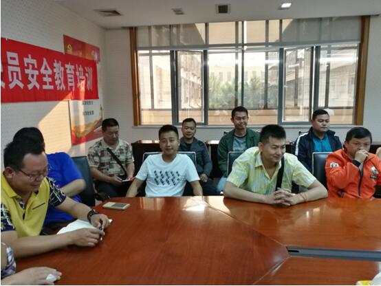 版纳铁塔公司驾驶员吴坤、王冬、刘峰（后排左一、左二、左三）加入清静培训聚会。。。