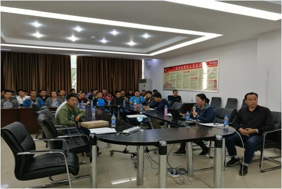 必发365办公室主任宋洋（右二）在清静培训会上宣贯必发365公司车辆治理制度和清静执律例则。。。